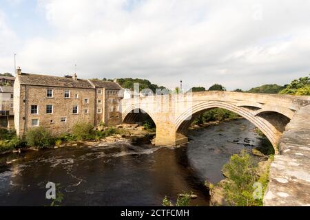 Pont en pierre datant de 1569, au-dessus de la rivière Tees à Barnard Castle, Co. Durham, Angleterre, Royaume-Uni Banque D'Images