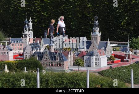 Bruxelles, Belgique. 22 septembre 2020. Les touristes visitent le parc Mini Europe à Bruxelles, Belgique, le 22 septembre 2020. Le parc comprend de nombreuses attractions touristiques européennes en miniature. Elle a rouvert ses portes en mai 2020 avec des mesures contre la propagation de la COVID-19. Credit: Zheng Huansong/Xinhua/Alay Live News Banque D'Images
