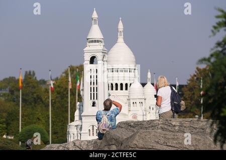 Bruxelles, Belgique. 22 septembre 2020. Les touristes prennent des photos au parc Mini Europe à Bruxelles, Belgique, le 22 septembre 2020. Le parc comprend de nombreuses attractions touristiques européennes en miniature. Elle a rouvert ses portes en mai 2020 avec des mesures contre la propagation de la COVID-19. Credit: Zheng Huansong/Xinhua/Alay Live News Banque D'Images