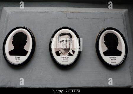 Une photographie et des silhouettes montrant les personnes exécutées en 1956/1957, sur le mur de la Maison de Terror, Andrassy ut 60, Budapest, Hongrie Banque D'Images