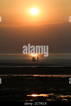 Heacham, Royaume-Uni. 22 septembre 2020. Les gens à marée basse juste avant le coucher du soleil après une chaude journée d'automne à Heacham, Norfolk, Royaume-Uni, le 22 septembre 2020. Crédit : Paul Marriott/Alay Live News Banque D'Images