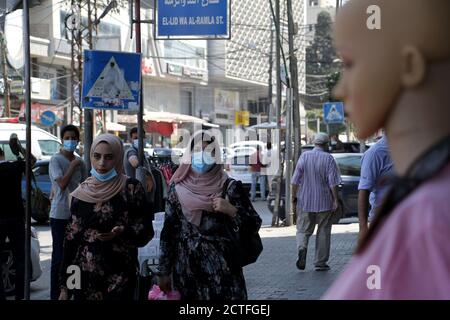 Gaza. 22 septembre 2020. Les Palestiniens portant un masque facial marchent dans une rue de la ville de Gaza le 22 septembre 2020. La Palestine a enregistré mardi 557 nouveaux cas infectés par le nouveau coronavirus, portant le nombre total d'infections à 46,614. Dans la bande de Gaza, le gouvernement dirigé par le Hamas a récemment assoupli les restrictions imposées au coronavirus. Credit: Rizek Abdeljawad/Xinhua/Alamy Live News Banque D'Images