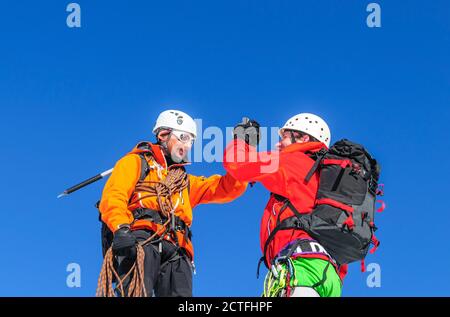 Aventuriers d'un haut sommet sur l'alpine tour à Monte Rosa Banque D'Images