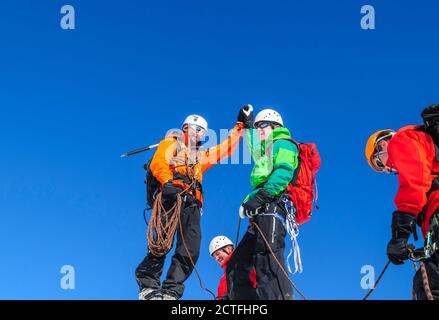 Aventuriers d'un haut sommet sur l'alpine tour à Monte Rosa Banque D'Images