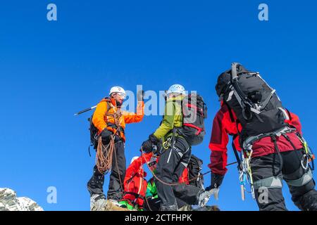 Aventuriers d'un haut sommet sur l'alpine tour à Monte Rosa Banque D'Images