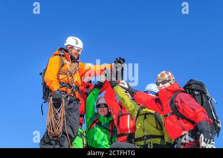 Aventuriers d'un haut sommet sur l'alpine tour à Monte Rosa Banque D'Images