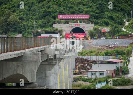 Vientiane. 21 septembre 2020. Photo prise le 21 septembre 2020 montre la sortie du tunnel Ban Phoukeu à Muang Nga de la province d'Oudomxay, au Laos. Mardi, une société chinoise d'ingénierie ferroviaire a percé le tunnel Ban Phoukeu, le dernier grand long tunnel de près de 9,000 mètres le long du chemin de fer Chine-Laos. Il a marqué une étape importante dans la construction du chemin de fer transfrontalier et a jeté les bases solides pour l'achèvement en temps opportun du méga projet. Credit: Kaikeo Saiyasane/Xinhua/Alay Live News Banque D'Images