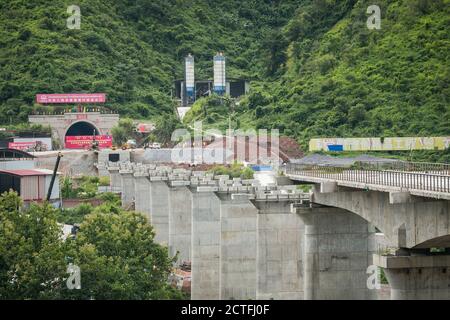 Vientiane. 21 septembre 2020. Photo prise le 21 septembre 2020 montre la sortie du tunnel Ban Phoukeu à Muang Nga de la province d'Oudomxay, au Laos. Mardi, une société chinoise d'ingénierie ferroviaire a percé le tunnel Ban Phoukeu, le dernier grand long tunnel de près de 9,000 mètres le long du chemin de fer Chine-Laos. Il a marqué une étape importante dans la construction du chemin de fer transfrontalier et a jeté les bases solides pour l'achèvement en temps opportun du méga projet. Credit: Kaikeo Saiyasane/Xinhua/Alay Live News Banque D'Images