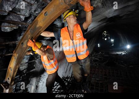 Vientiane, Laos. 21 septembre 2020. On voit des travailleurs sur le chantier de construction du tunnel Ban Phoukeu à Muang Nga, dans la province d'Oudomxay, au Laos, le 21 septembre 2020. Mardi, une société chinoise d'ingénierie ferroviaire a percé le tunnel Ban Phoukeu, le dernier grand long tunnel de près de 9,000 mètres le long du chemin de fer Chine-Laos. Il a marqué une étape importante dans la construction du chemin de fer transfrontalier et a jeté les bases solides pour l'achèvement en temps opportun du méga projet. Crédit: PAN Longzhu/Xinhua/Alamy Live News Banque D'Images