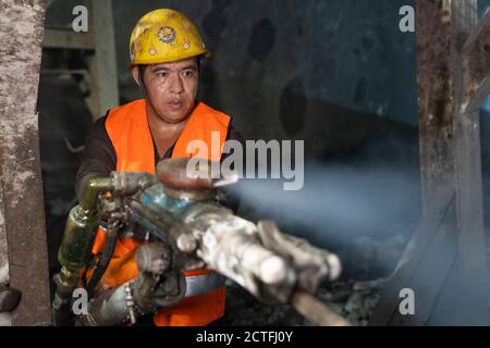 Vientiane, Laos. 21 septembre 2020. Un ouvrier est vu au chantier de construction du tunnel Ban Phoukeu à Muang Nga, dans la province d'Oudomxay, au Laos, le 21 septembre 2020. Mardi, une société chinoise d'ingénierie ferroviaire a percé le tunnel Ban Phoukeu, le dernier grand long tunnel de près de 9,000 mètres le long du chemin de fer Chine-Laos. Il a marqué une étape importante dans la construction du chemin de fer transfrontalier et a jeté les bases solides pour l'achèvement en temps opportun du méga projet. Crédit: PAN Longzhu/Xinhua/Alamy Live News Banque D'Images