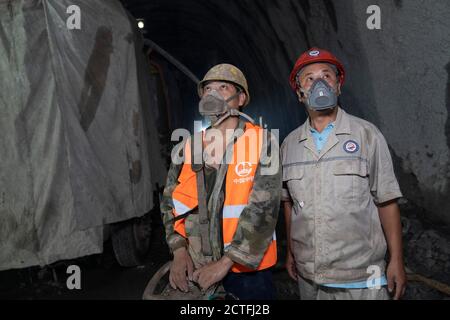 Vientiane, Laos. 21 septembre 2020. On voit des travailleurs sur le chantier de construction du tunnel Ban Phoukeu à Muang Nga, dans la province d'Oudomxay, au Laos, le 21 septembre 2020. Mardi, une société chinoise d'ingénierie ferroviaire a percé le tunnel Ban Phoukeu, le dernier grand long tunnel de près de 9,000 mètres le long du chemin de fer Chine-Laos. Il a marqué une étape importante dans la construction du chemin de fer transfrontalier et a jeté les bases solides pour l'achèvement en temps opportun du méga projet. Crédit: PAN Longzhu/Xinhua/Alamy Live News Banque D'Images