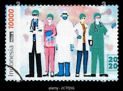INDONÉSIE – VERS 2020 : un timbre-poste imprimé en Indonésie montrant une image de l'équipe médicale luttant contre le COvid-19, vers 2020. Banque D'Images