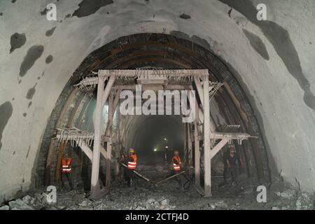 Vientiane, Laos. 21 septembre 2020. On voit des travailleurs sur le chantier de construction du tunnel Ban Phoukeu à Muang Nga, dans la province d'Oudomxay, au Laos, le 21 septembre 2020. Mardi, une société chinoise d'ingénierie ferroviaire a percé le tunnel Ban Phoukeu, le dernier grand long tunnel de près de 9,000 mètres le long du chemin de fer Chine-Laos. Il a marqué une étape importante dans la construction du chemin de fer transfrontalier et a jeté les bases solides pour l'achèvement en temps opportun du méga projet. Crédit: PAN Longzhu/Xinhua/Alamy Live News Banque D'Images