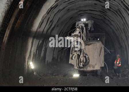 Vientiane, Laos. 21 septembre 2020. Un ouvrier est vu au chantier de construction du tunnel Ban Phoukeu à Muang Nga, dans la province d'Oudomxay, au Laos, le 21 septembre 2020. Mardi, une société chinoise d'ingénierie ferroviaire a percé le tunnel Ban Phoukeu, le dernier grand long tunnel de près de 9,000 mètres le long du chemin de fer Chine-Laos. Il a marqué une étape importante dans la construction du chemin de fer transfrontalier et a jeté les bases solides pour l'achèvement en temps opportun du méga projet. Crédit: PAN Longzhu/Xinhua/Alamy Live News Banque D'Images