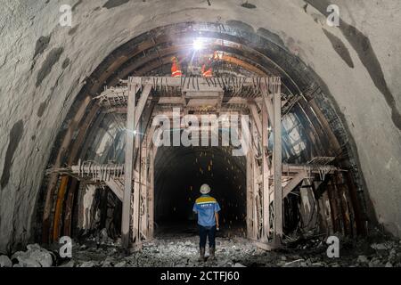 Vientiane, Laos. 21 septembre 2020. On voit des travailleurs sur le chantier de construction du tunnel Ban Phoukeu à Muang Nga, dans la province d'Oudomxay, au Laos, le 21 septembre 2020. Mardi, une société chinoise d'ingénierie ferroviaire a percé le tunnel Ban Phoukeu, le dernier grand long tunnel de près de 9,000 mètres le long du chemin de fer Chine-Laos. Il a marqué une étape importante dans la construction du chemin de fer transfrontalier et a jeté les bases solides pour l'achèvement en temps opportun du méga projet. Crédit: PAN Longzhu/Xinhua/Alamy Live News Banque D'Images