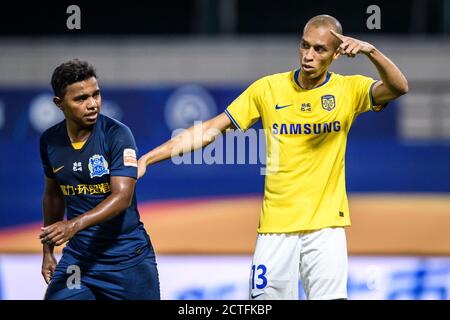 Le joueur brésilien de football Joao Miranda, ou tout simplement Miranda, de Jiangsu Suning F.C., à droite, interagit avec le joueur brésilien de football Renato Ribeiro Cali Banque D'Images