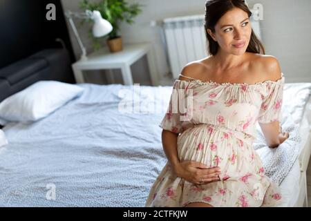 Happy pregnant woman en attente d'un enfant Banque D'Images