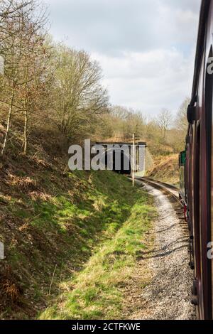 Train à vapeur Heritage approchant le tunnel Mytholmes de 75 mètres de long entre Haworth et Oakworth sur le chemin de fer Keighley & Worth Valley, West Yorkshire Banque D'Images