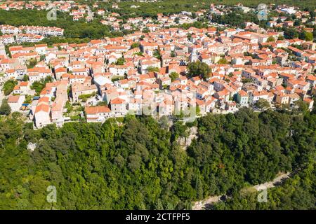 Vue aérienne de la vieille ville d'Omisalj sur la falaise, île de Krk, Kvarner, Croatie Banque D'Images