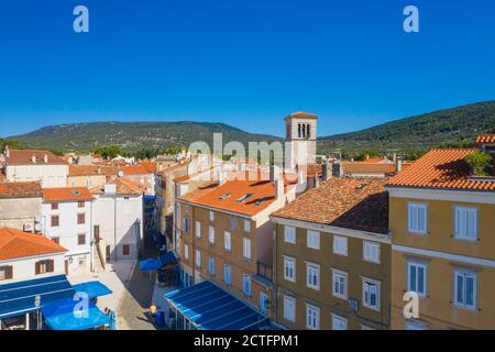 Ville de Cres sur l'île de Cres, côte Adriatique en Croatie, vieux bâtiments en centre ville Banque D'Images