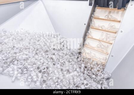 Préformes pour la fabrication de bouteilles en plastique PET. Blanc pour la production de récipients pour le lait ou la bière. Équipement industriel d'usine de ligne Banque D'Images