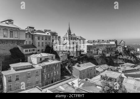 Vue sur la vieille ville de Valparaiso avec l'église luthérienne, Valparaiso, Chili Banque D'Images