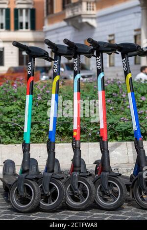 Rome, Italie - 20 septembre 2020 : parking dans une rangée de scooters électriques de diverses sociétés de location. Banque D'Images