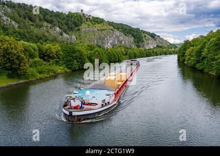 Péniche sur la rivière Altmuhel dans une vallée idyllique (Bavière, Allemagne) Banque D'Images