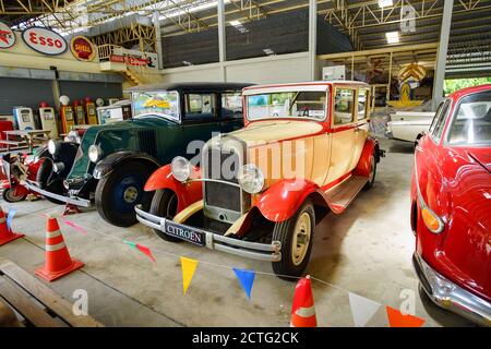Nakhon Pathom, Thaïlande - 27 août 2020 : voitures classiques au musée Jesada Technik, Nakhon Pathom, Thaïlande. Beaucoup de voitures classiques sont collectées dans le thi Banque D'Images