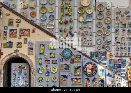 Souvenirs en céramique exposés devant une boutique à Amalfi, Campanie, Italie Banque D'Images