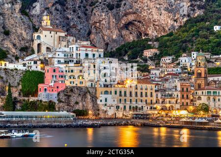 Vue sur la ville au crépuscule, Amalfi, Campanie, Italie Banque D'Images