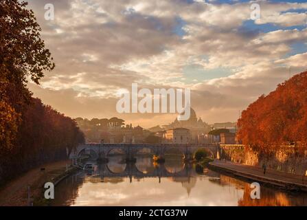 Automne à Rome. Magnifiques couchers de soleil automnaux le long de la rivière Tibre dans le centre historique avec brume nocturne Banque D'Images