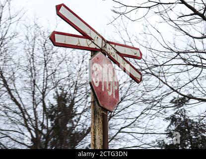 Panneau stop, ciel bleu en arrière-plan Banque D'Images