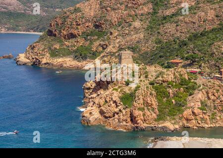 La ville de Porto et les ruisseaux de Piana (Calanques de Piana) en Corse, France Banque D'Images