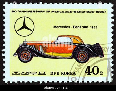 CORÉE DU NORD - VERS 1986 : un timbre imprimé en Corée du Nord du 60e anniversaire de Mercedes-Benz indique Mercedes-Benz 380, 1933. Banque D'Images