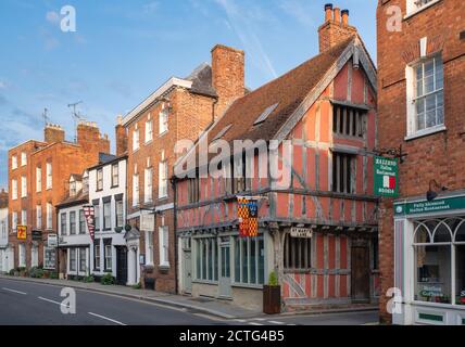 Bâtiment médiéval à pans de bois le long de la rue de l'église en début de matinée. Tewkesbury, Gloucestershire, Angleterre Banque D'Images