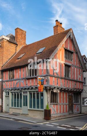 Bâtiment médiéval à pans de bois le long de la rue de l'église en début de matinée. Tewkesbury, Gloucestershire, Angleterre Banque D'Images