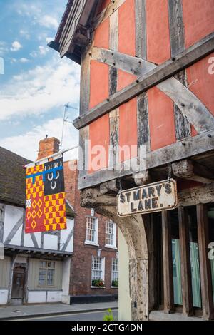 Bâtiment médiéval à pans de bois le long de la rue de l'église en début de matinée. Tewkesbury, Gloucestershire, Angleterre Banque D'Images