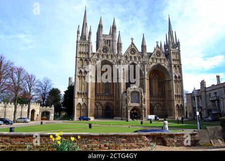 Vue avant de l'ouest de la cathédrale de Peterborough (Cathédrale de l'église de Saint Pierre, Saint Paul et Saint André), Peterborough (Cambridgeshire, Angleterre, Royaume-Uni, Europe. Banque D'Images