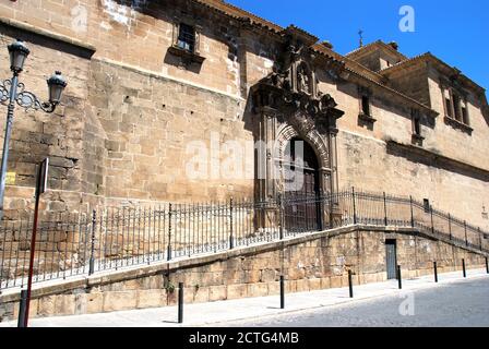 Vue sur l'église et le couvent de la Sainte Trinité, Ubeda, Espagne. Banque D'Images
