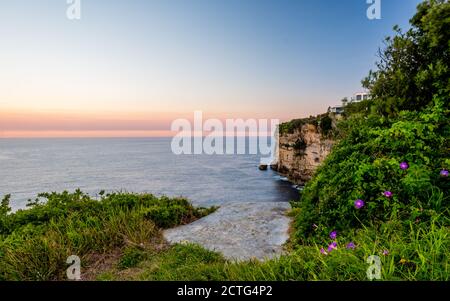 Promenade côtière de Bondi à Bronte en soirée Banque D'Images