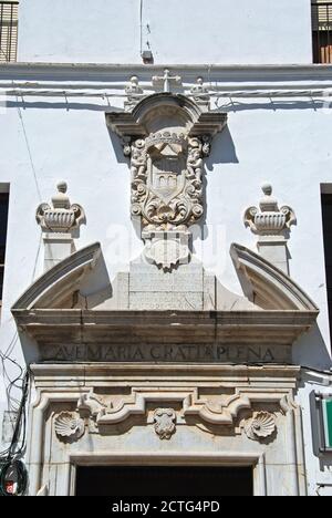 Porte en pierre ornée à El Posito, Arcos de la Frontera, Andalousie, Espagne. Banque D'Images