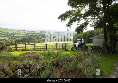 Le tracteur 880 David Brown est stationné dans un champ vert dans le Peak District Royaume-Uni Banque D'Images