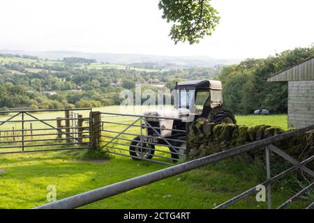 Le tracteur 880 David Brown est stationné dans un champ vert dans le Peak District Royaume-Uni Banque D'Images