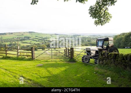 Le tracteur 880 David Brown est stationné dans un champ vert dans le Peak District Royaume-Uni Banque D'Images