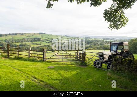 Le tracteur 880 David Brown est stationné dans un champ vert dans le Peak District Royaume-Uni Banque D'Images