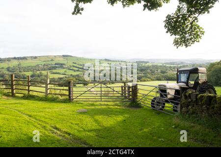 Le tracteur 880 David Brown est stationné dans un champ vert dans le Peak District Royaume-Uni Banque D'Images