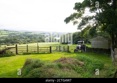 Le tracteur 880 David Brown est stationné dans un champ vert dans le Peak District Royaume-Uni Banque D'Images