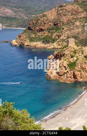 La ville de Porto et les ruisseaux de Piana (Calanques de Piana) en Corse, France Banque D'Images