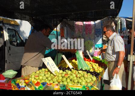 Client regardant les fruits sur le marché extérieur, Fuengirola, Espagne. Banque D'Images